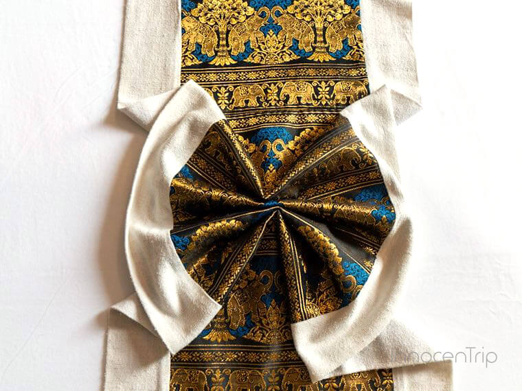 ベッド上のリボン型タオルアート