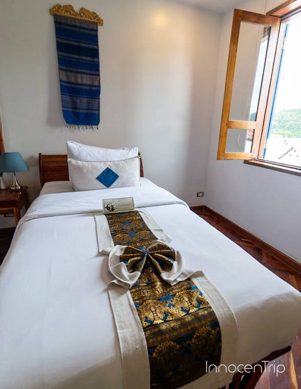 ベッドと明るい窓