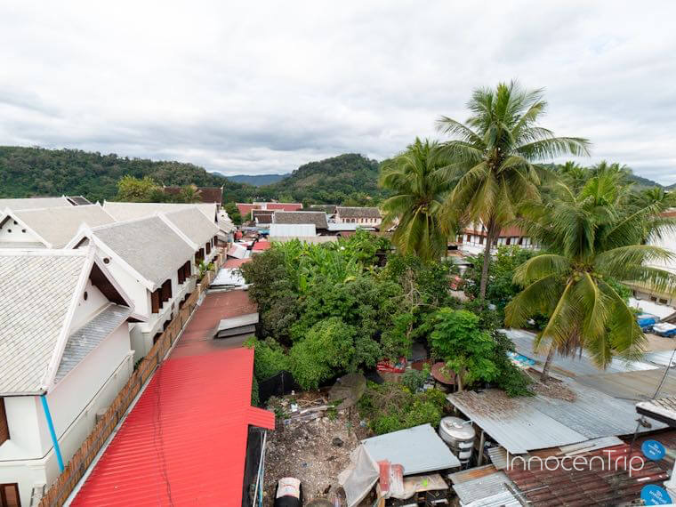 窓から見えるルアンパバーンの街並み