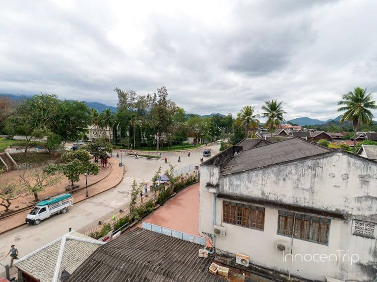 部屋の別窓からの景色(通りを望む)