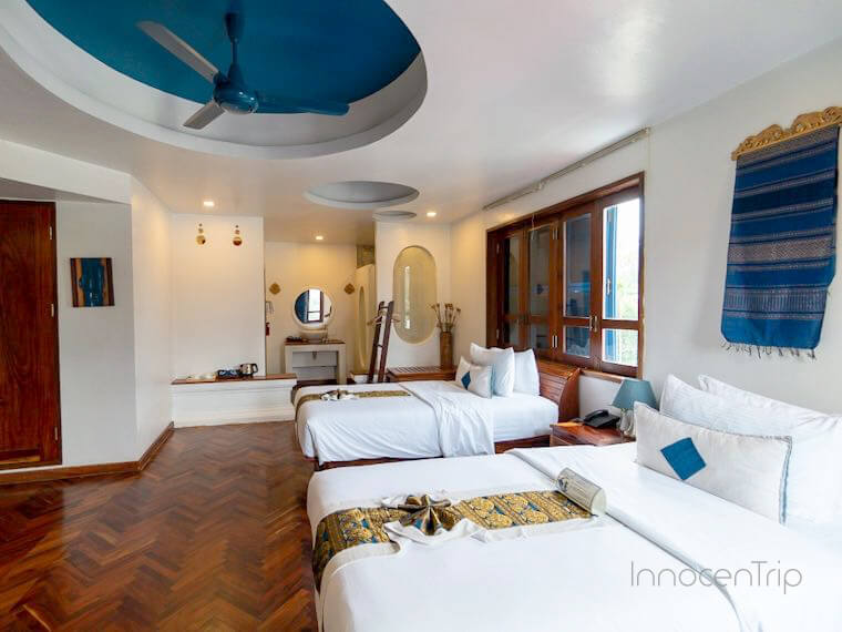 デラックスツインの客室全体(洗面・ベッド)