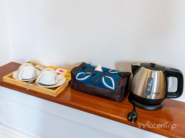 室内に用意された紅茶・コーヒーのティーセット