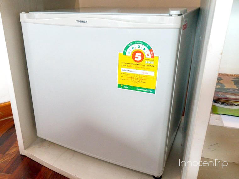 東芝製のミニ冷蔵庫(中にドリンクあり)