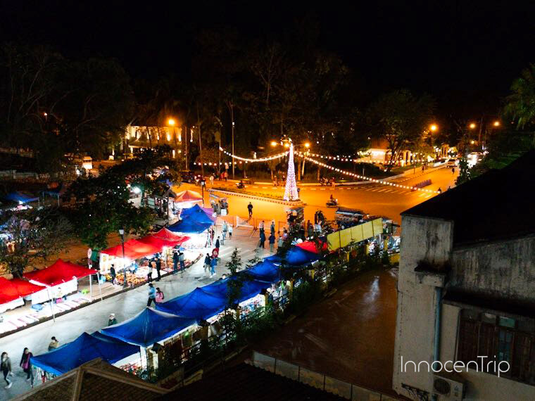 ナイトマーケットのイルミネーションと夜景