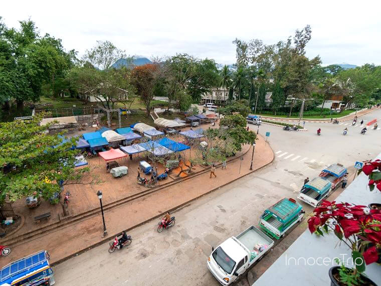 ルーフトップバーから見下ろす通り