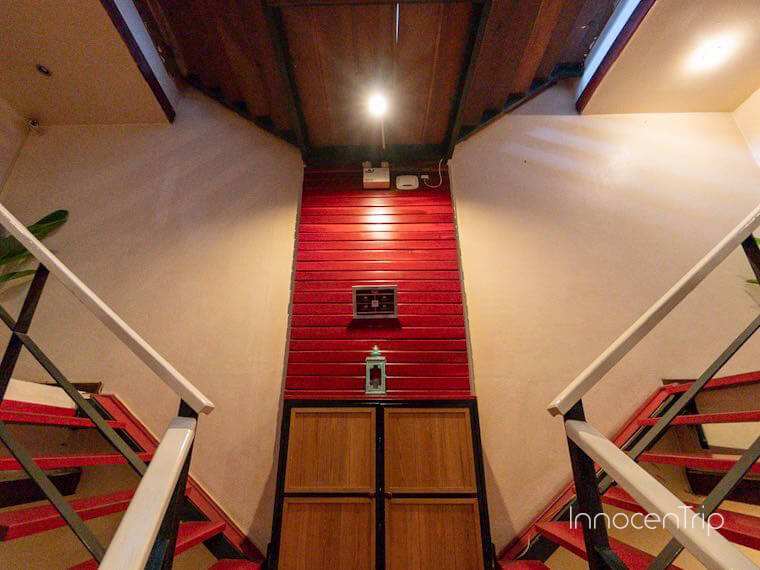 最上階まで続くウッド調の階段