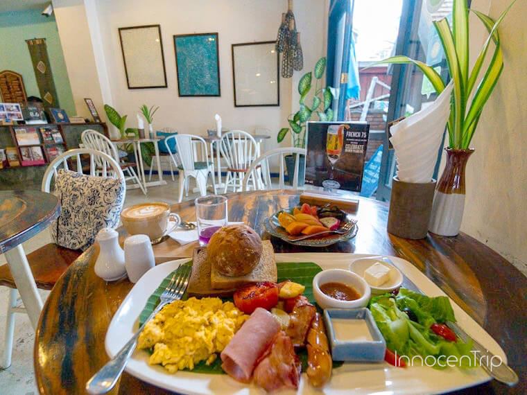 注文形式の朝食プレート(パン・エッグ)