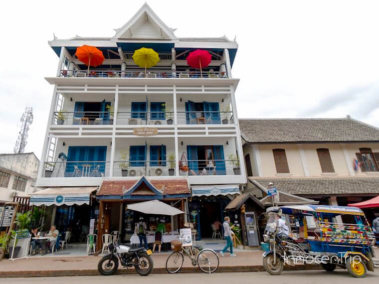 インディゴブルーが印象的なホテルの外観