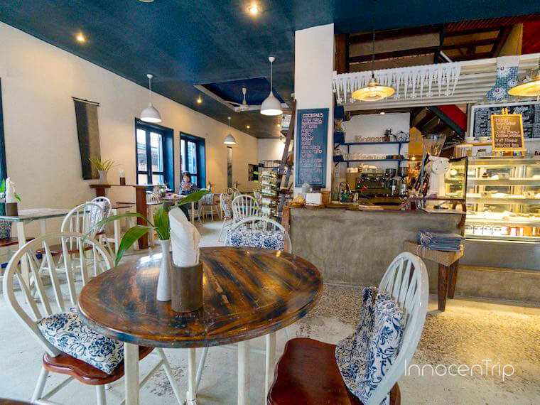 朝食会場の1階レストラン(明るい雰囲気)