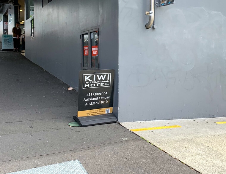 通りにあるホテル入口の看板