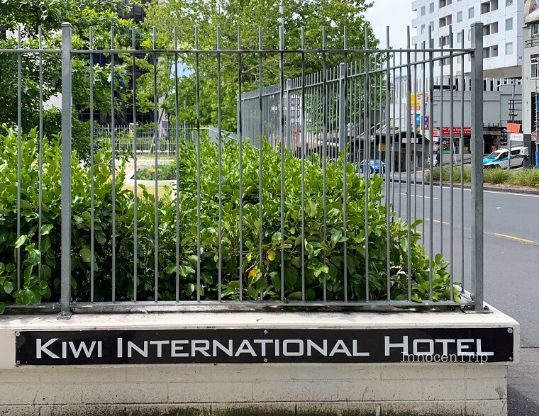 看板の逆側にあるホテルの目印サイン