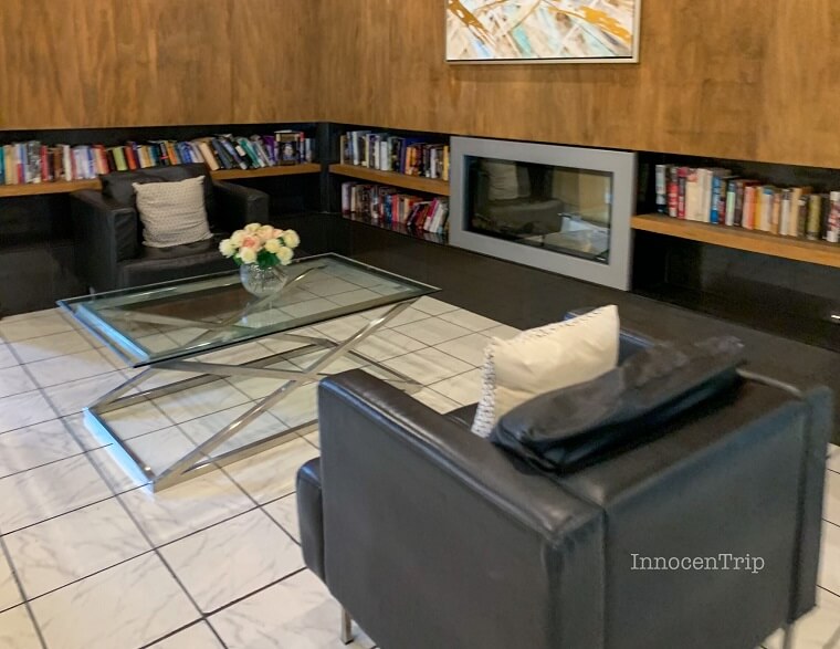 フロント前のロビーと並ぶ本棚