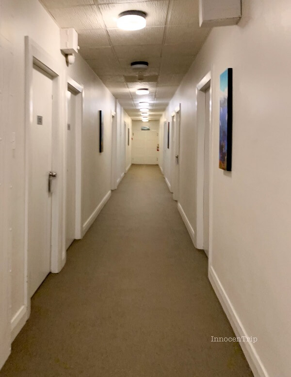 1階(実質2階)の階段と廊下の様子