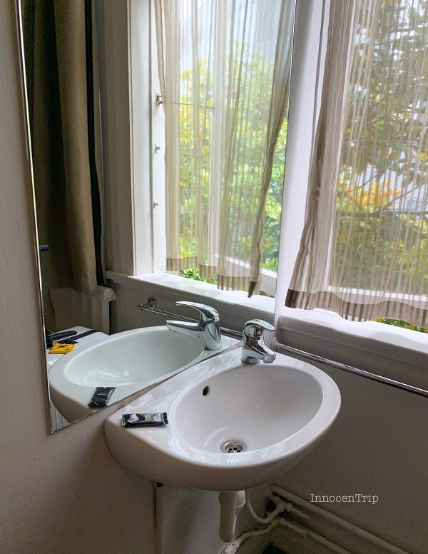 室内に設置された洗面台