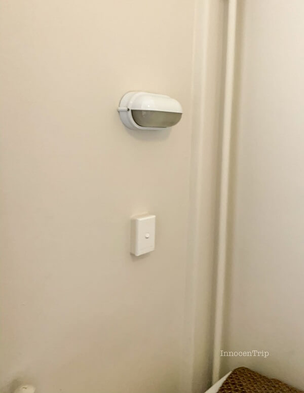 枕元の壁にある照明(読書灯)