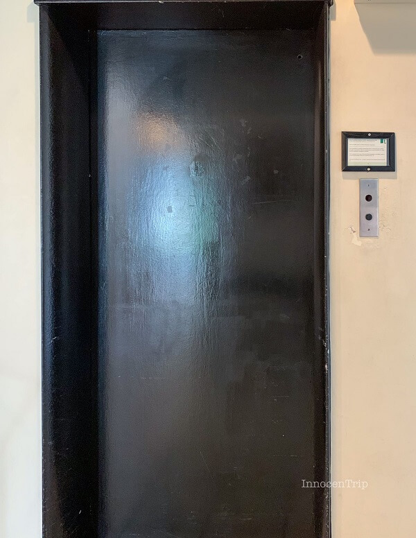 館内の古めのエレベーター(1台)