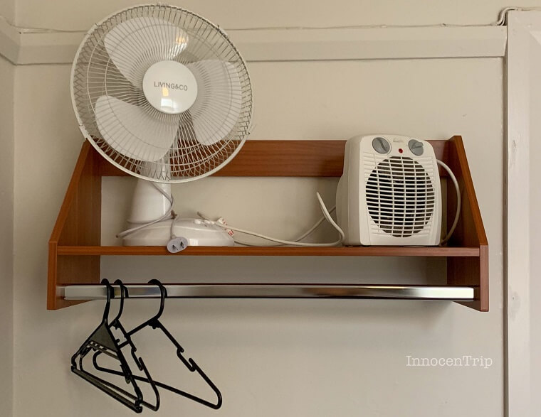 室内に設置されたハンガーと暖房器具・扇風機