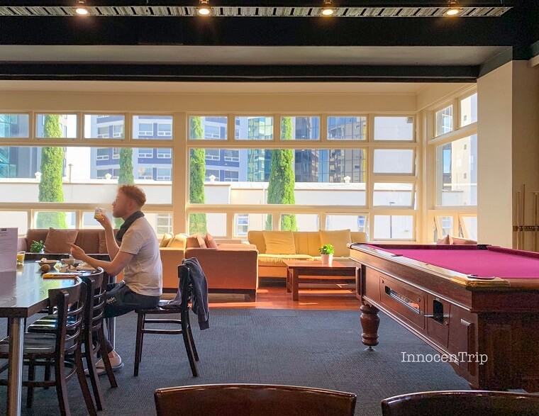 朝食が食べられるレストランの明るい窓辺席