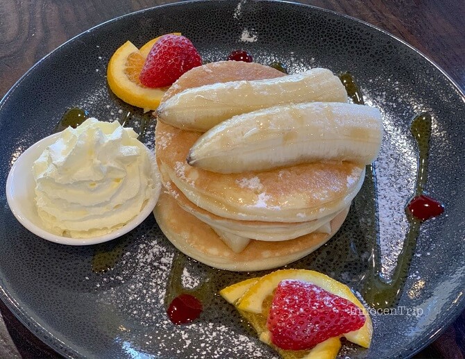 季節のフルーツのパンケーキと生クリーム