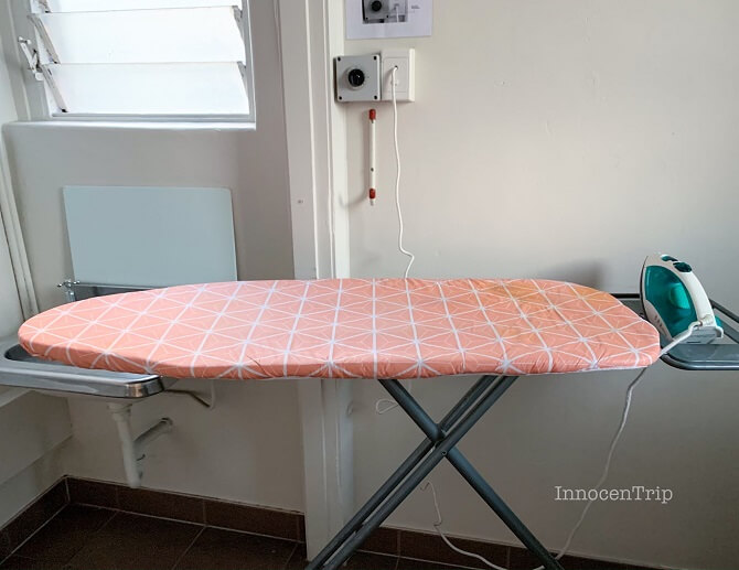 ランドリールーム内のアイロンとアイロン台