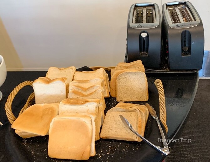 朝食ビュッフェのパンコーナー(白パン)