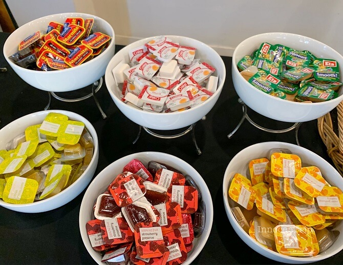 ジャムやバター類が並ぶスプレッドコーナー