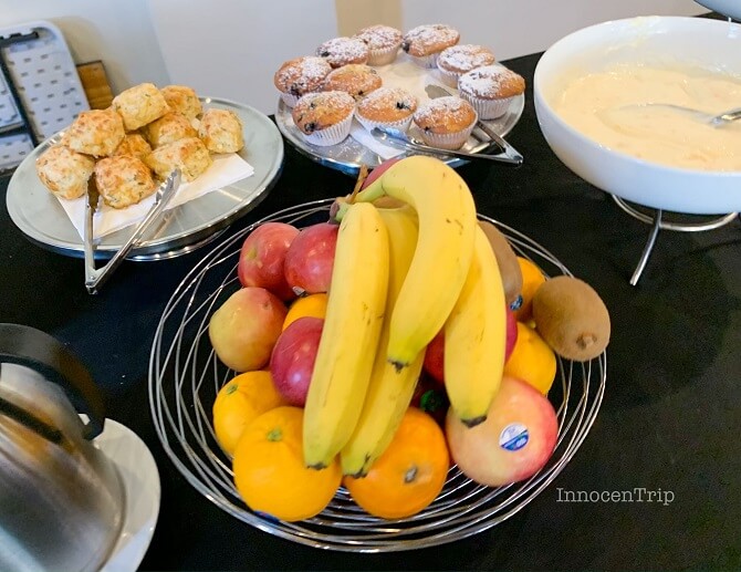 フルーツとマフィンの朝食メニュー