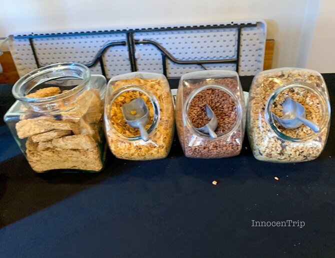 朝食に用意された種類豊富なシリアル