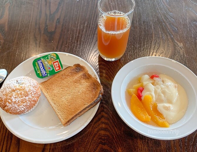 実際に盛り付けた朝食プレート(マフィンとフルーツ)