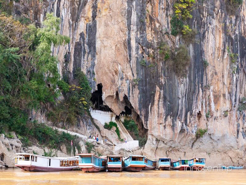 階段の先に仏像が並ぶ神秘的なパクウー洞窟の入口