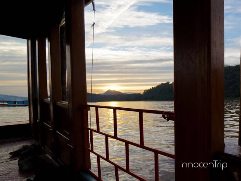 サンセットの時間に出航するメコン川の貸切クルーズ