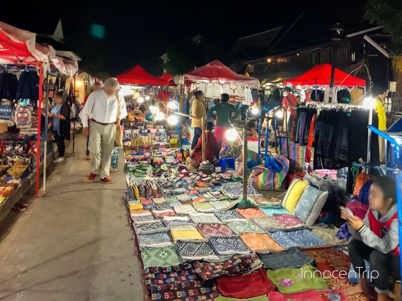 ナイトマーケットに並ぶカラフルな雑貨と観光客