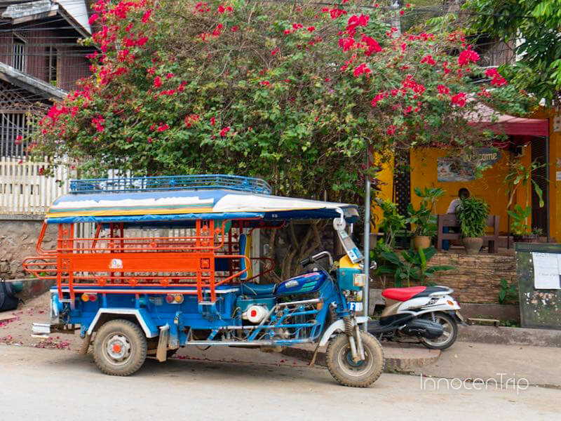 カラフルでかわいいルアンパバーンのトゥクトゥク