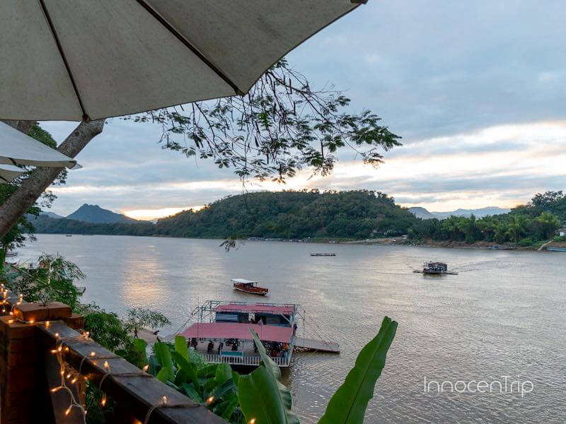 夕暮れ時のメコン川を眺めながら食事ができるレストラン