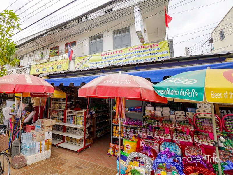 小さな日用品と飲み物が揃うルアンパバーンのコンビニ