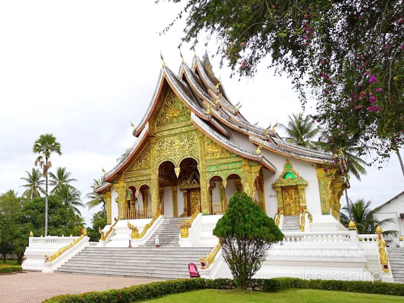 ゴールドと白のコントラストが美しい王宮博物館の外観