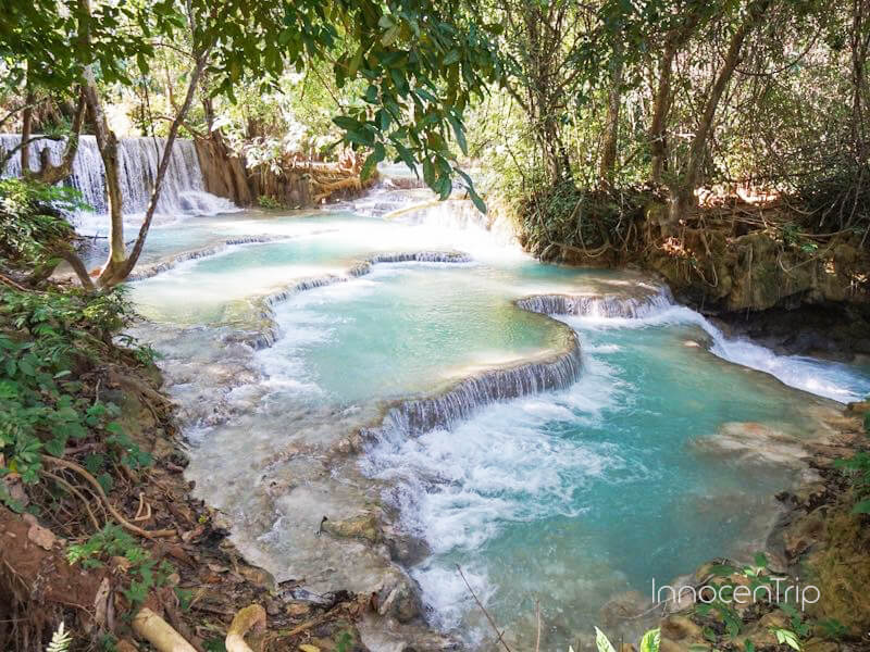 透明なブルーが広がるクアンシーの滝の絶景