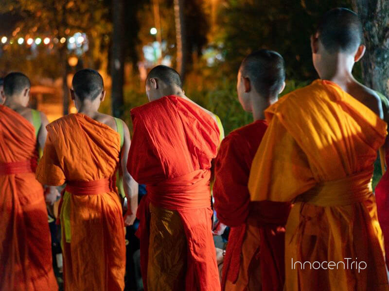 早朝に行われる托鉢の様子、僧侶たちが列をなす