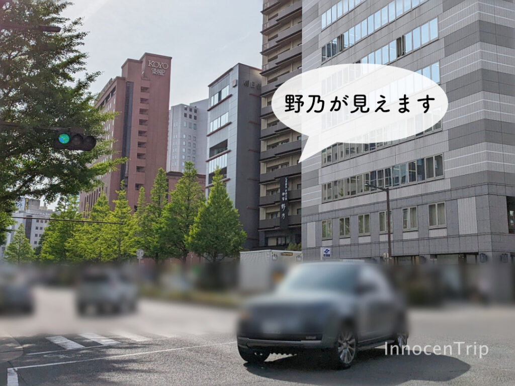 広瀬通から見た御宿野乃仙台と交差点沿いの外観アプローチ