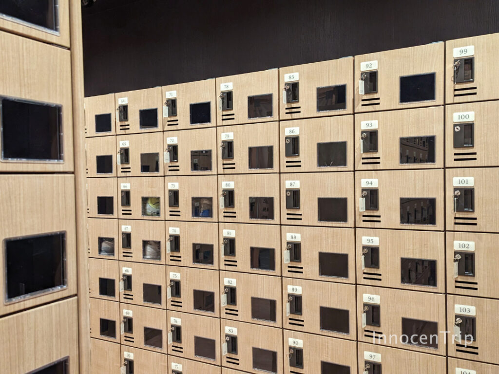 御宿野乃仙台ロビー入口の下足入れと鍵付き靴箱