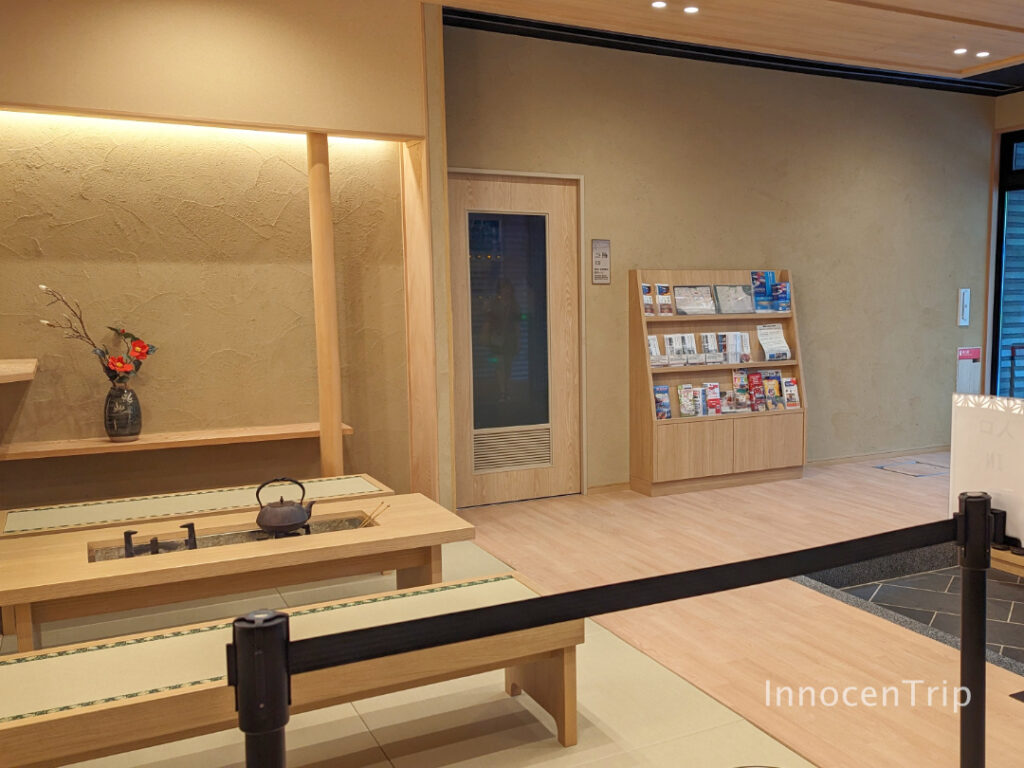 御宿野乃仙台のチェックインロビーとフロントカウンター