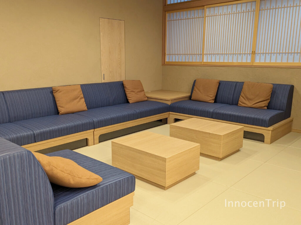 畳敷きロビーのソファスペースと和モダンな照明