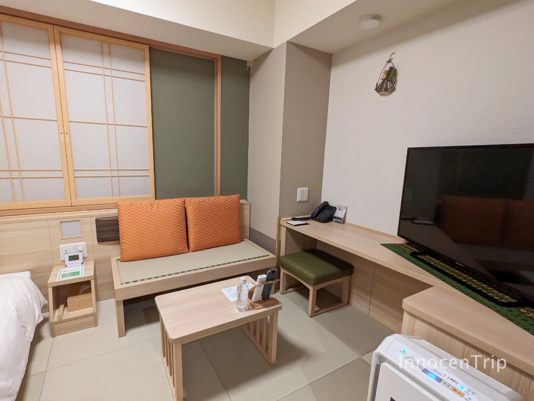 モデレートダブルルームの畳ベンチ付き客室全景