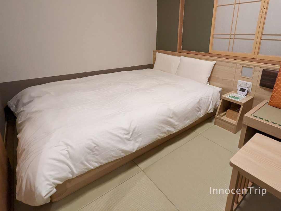琉球畳に合わせた低めのダブルベッドと上質な寝具