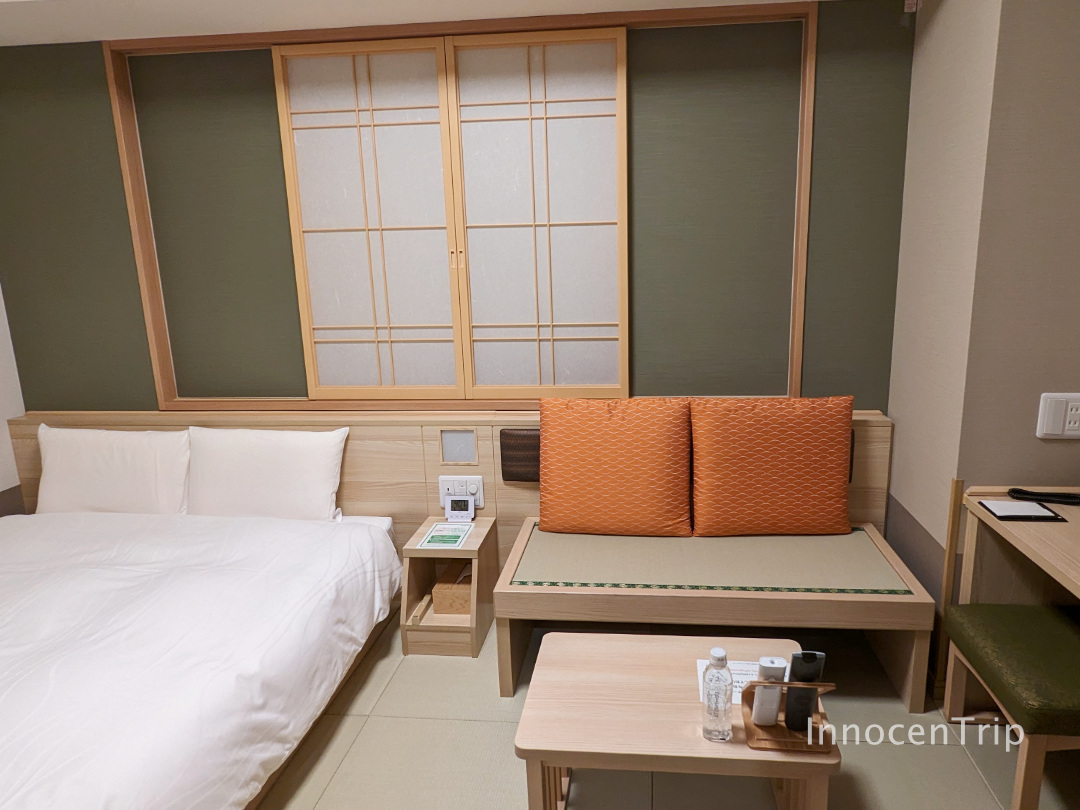 襖の奥に窓があるダブルルームのレイアウト