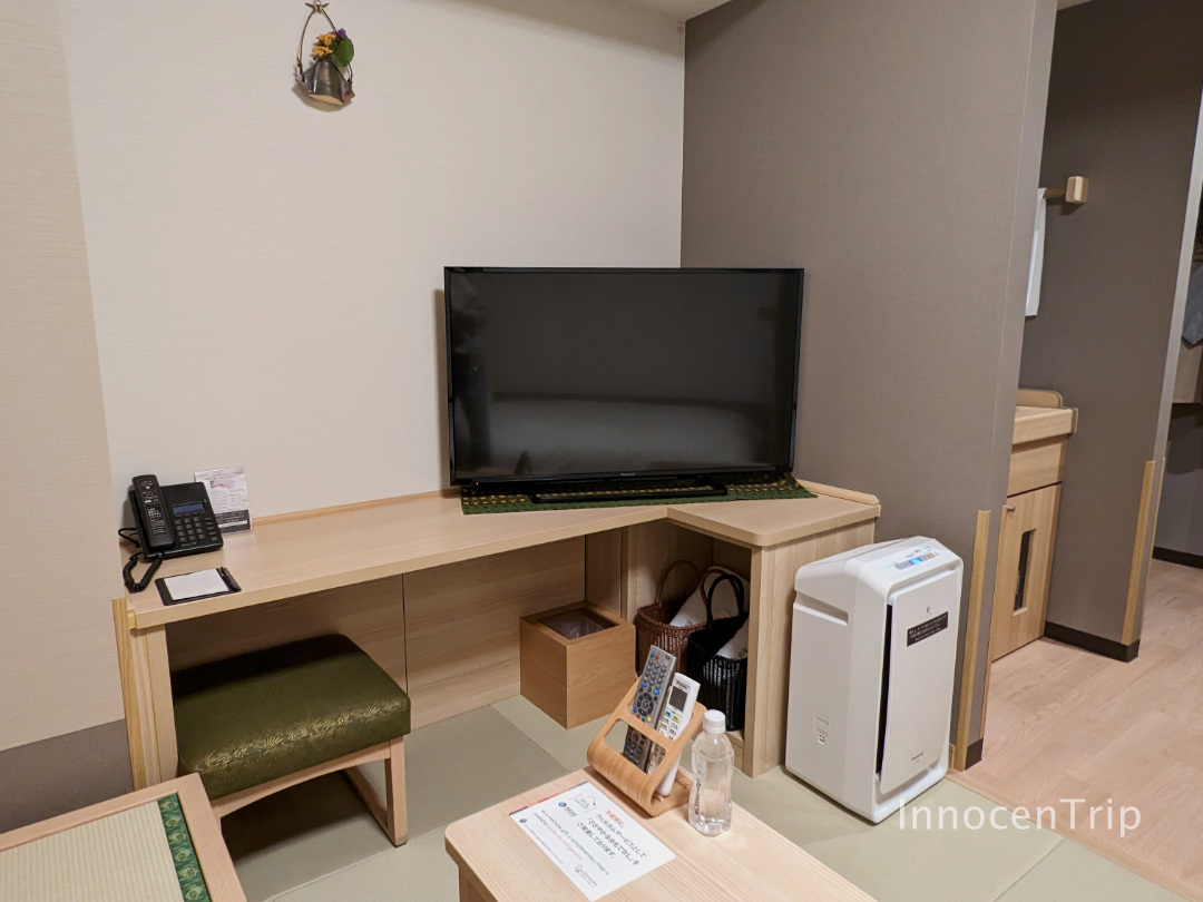 コーナーデスクと壁掛けテレビが備わるワークスペース