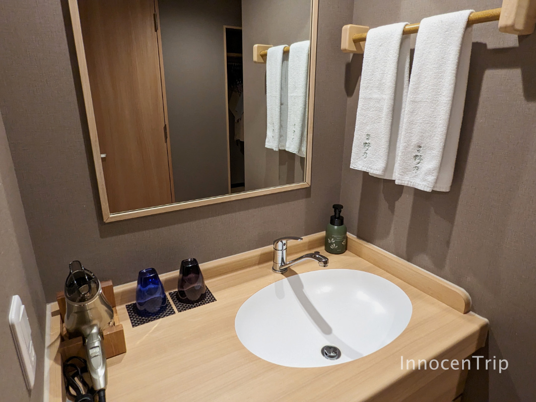 客室入口の独立洗面台とアメニティセット