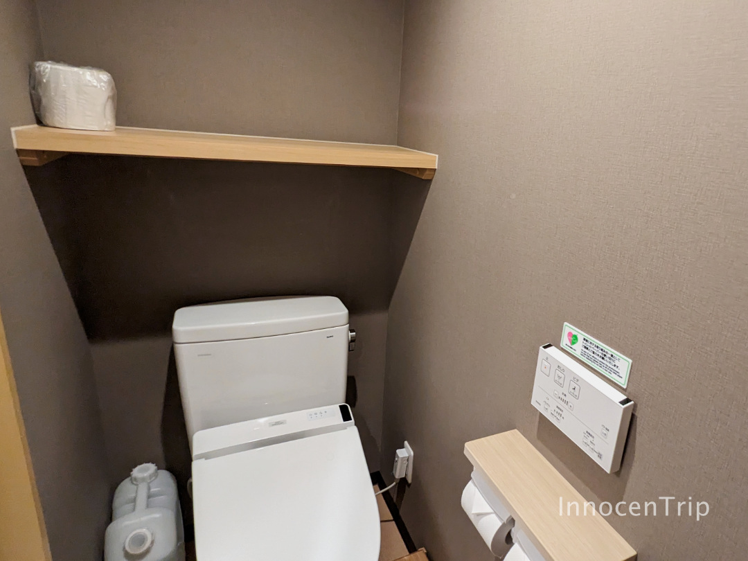 ウォシュレット完備の個室トイレと専用スリッパ