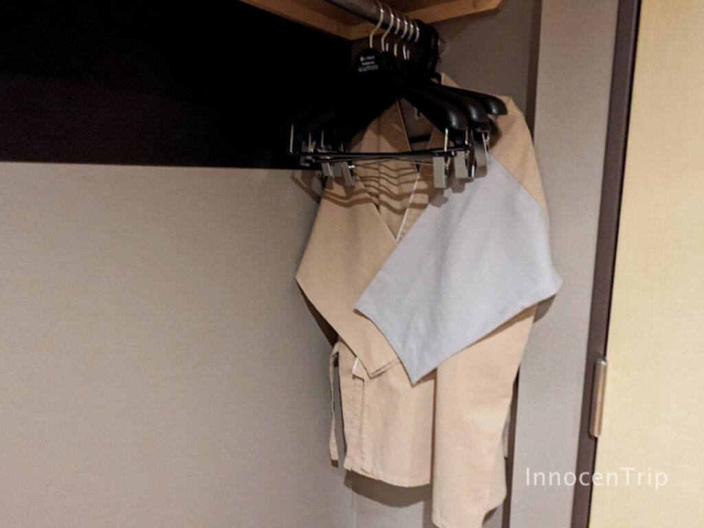 客室入口クローゼットに掛けられた羽織とハンガー収納