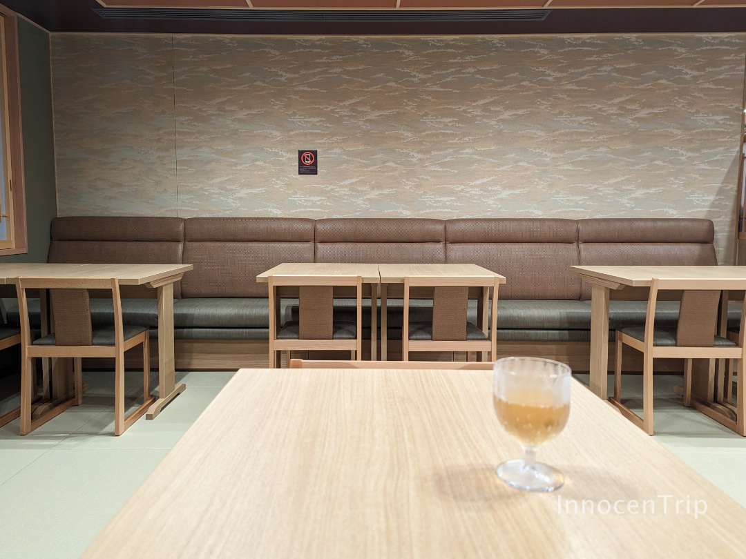 2階ラウンジのフリードリンクコーナーとテーブル席